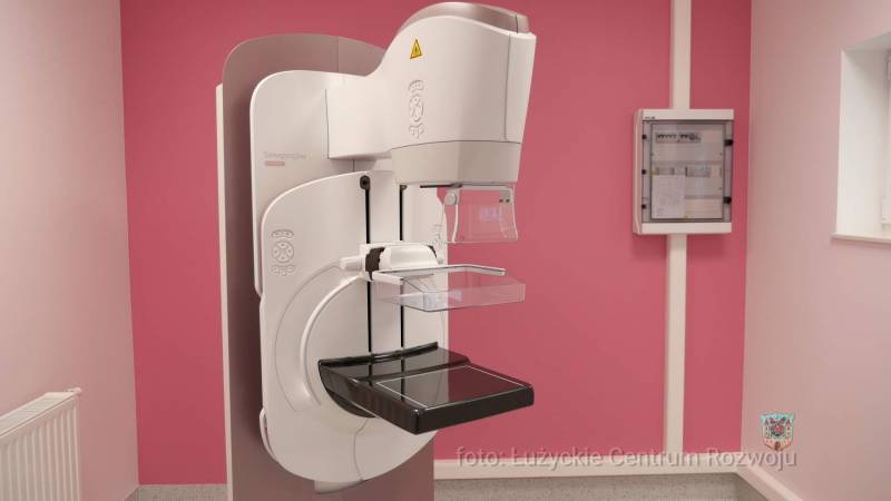 białe urządzenie-mammograf